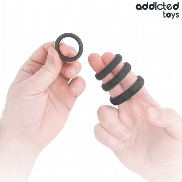 Négy különböző méretű, texturált Addicted Toys péniszgyűrűből álló szett