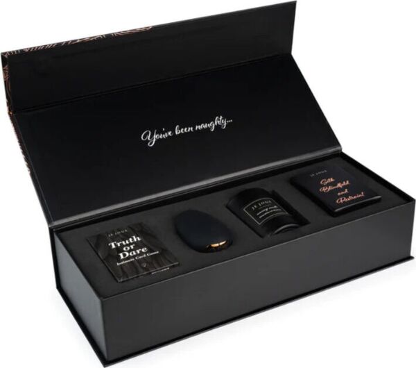 Je Joue Naughty Gift Set ajándékszett pároknak a Mimi vibrátorral, a masszázsgyertyával, a szatén szemkötővel és a kártyajátékkal