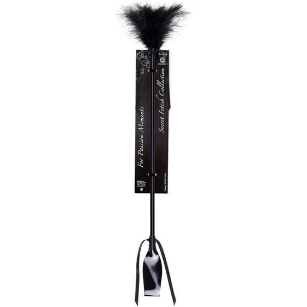 Secret Play Plumero & Fusta korbács tollal, az egyik végén a lakkfényű korbáccsal, a másikon a tollas csiklandozóval